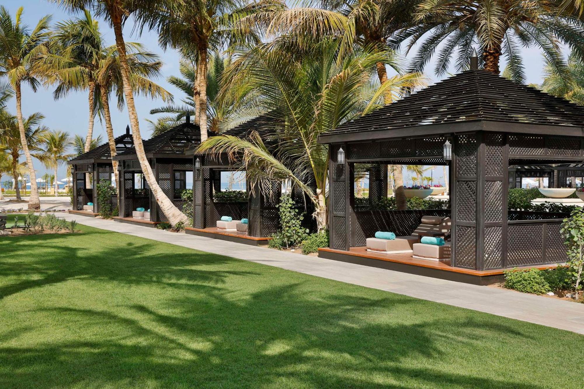 哈伊马角华尔道夫酒店 拉斯阿尔卡麦 外观 照片 Cabanas at the resort