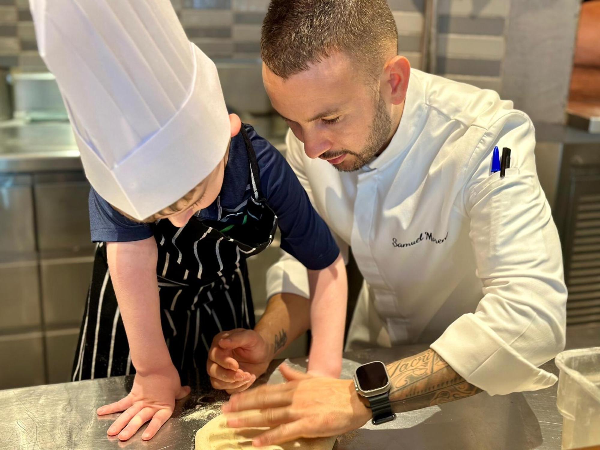 哈伊马角华尔道夫酒店 拉斯阿尔卡麦 外观 照片 Chef and son