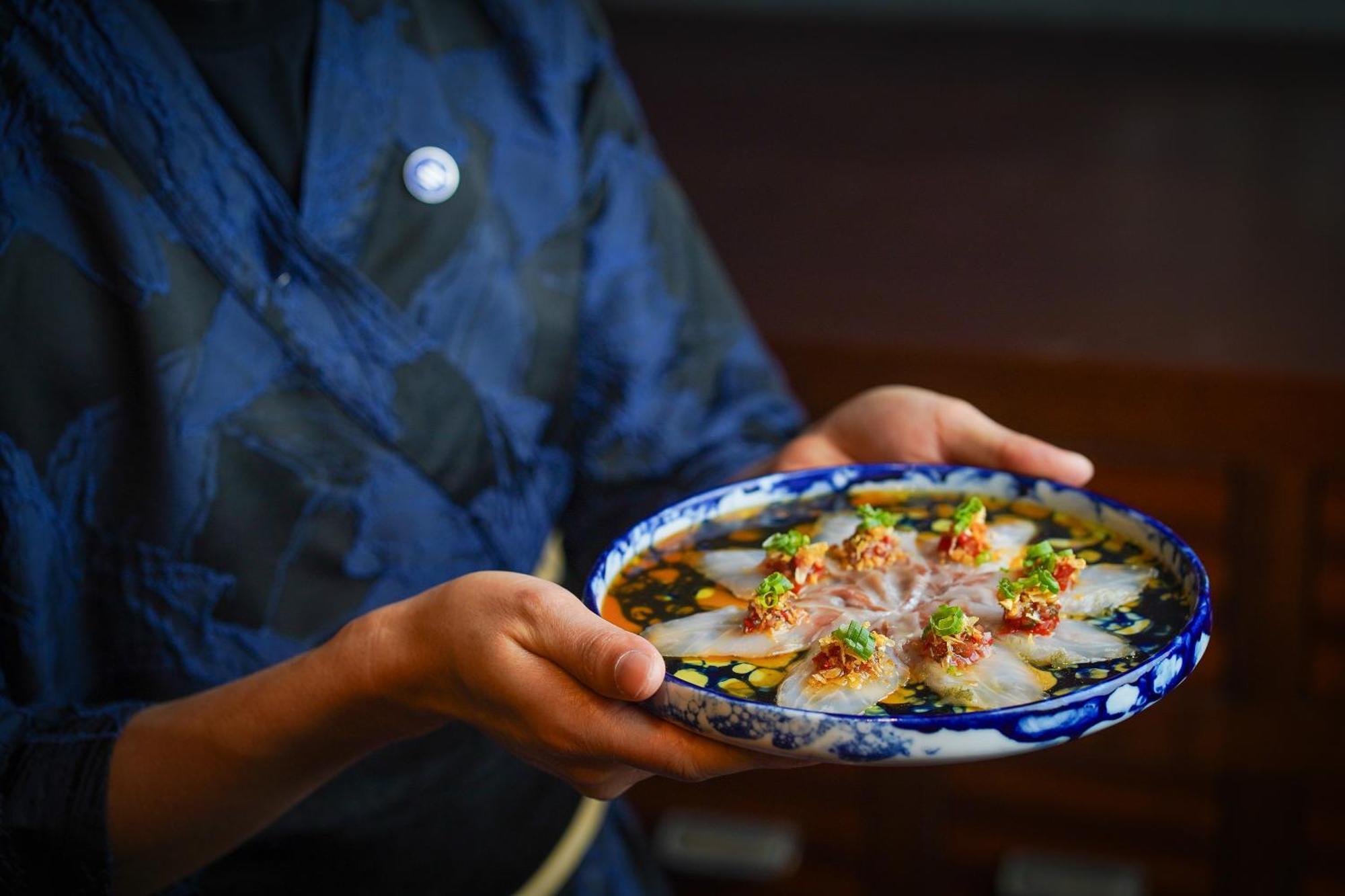 哈伊马角华尔道夫酒店 拉斯阿尔卡麦 外观 照片 Chef holding a plate of ceviche