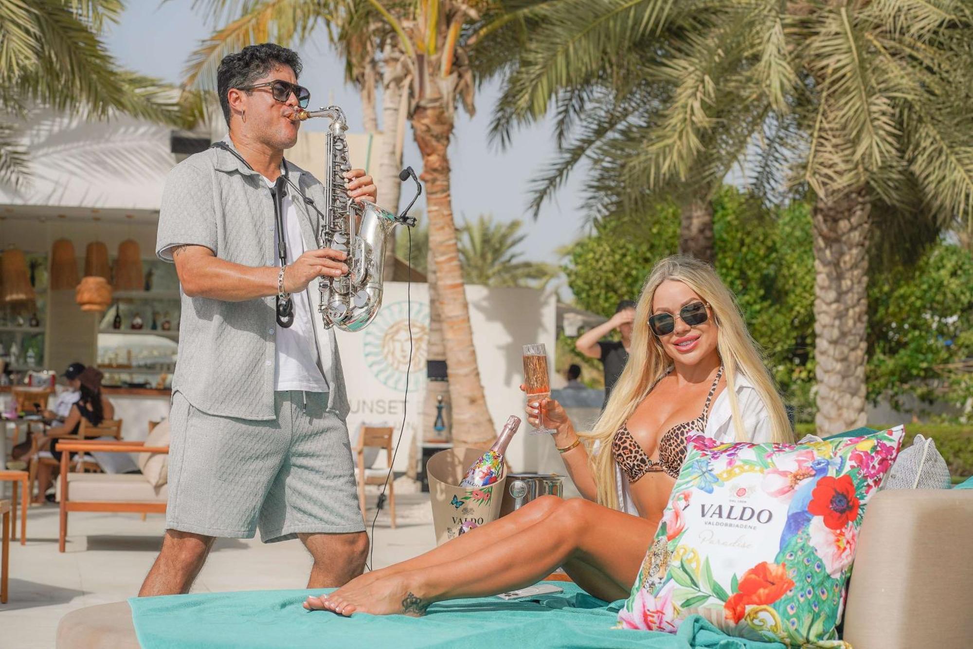 哈伊马角华尔道夫酒店 拉斯阿尔卡麦 外观 照片 Valdo performing at the Waldorf Astoria Dubai Palm